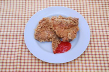 Bir tabak soslu kızarmış tavuk, stok fotoğrafı.