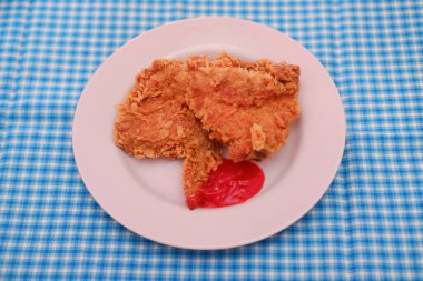 Bir tabak soslu kızarmış tavuk, stok fotoğrafı.