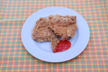 Bir tabak soslu kızarmış tavuk, stok fotoğrafı.