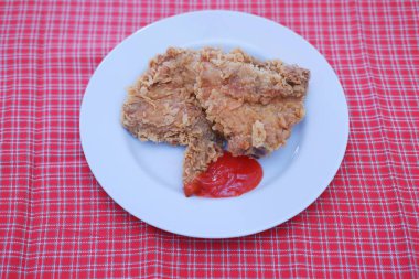 Bir tabak soslu kızarmış tavuk, stok fotoğrafı.