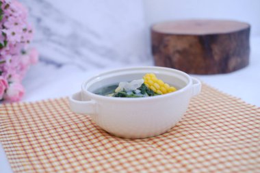 Sayur Bening Daun Kelor Jagung veya Moringa Leifera berrak çorbası ve tatlı mısır kasesinde servis edilir.