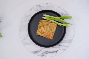 Martabak Telor veya Martabak Telur. Yumurta, et ve baharatla doldurulmuş tuzlu tavada kızartılmış hamur işi..