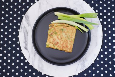 Martabak Telor veya Martabak Telur. Yumurta, et ve baharatla doldurulmuş tuzlu tavada kızartılmış hamur işi..