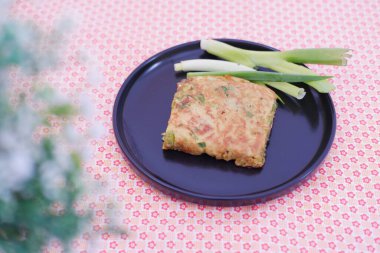 Martabak Telor veya Martabak Telur. Yumurta, et ve baharatla doldurulmuş tuzlu tavada kızartılmış hamur işi..