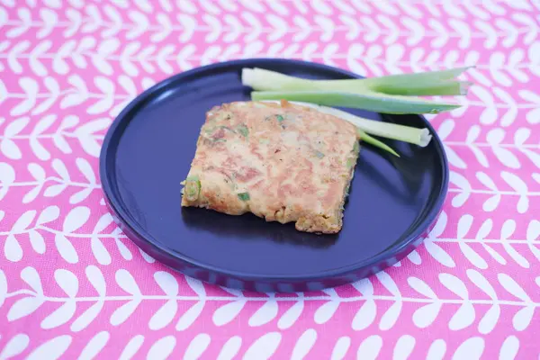 Martabak Telor veya Martabak Telur. Yumurta, et ve baharatla doldurulmuş tuzlu tavada kızartılmış hamur işi..