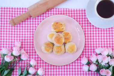 Bakpia, Bakpia Pathok yeşil fasulye, peynir ve şeker karışımından yapılan tipik bir Yogyakarta yemeğidir..