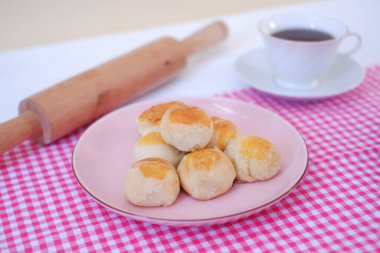 Bakpia, Bakpia Pathok yeşil fasulye, peynir ve şeker karışımından yapılan tipik bir Yogyakarta yemeğidir..