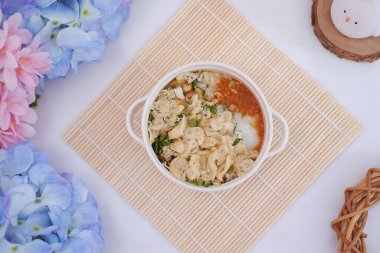 Bubur ayam veya doğranmış tavuklu pilav lapası.