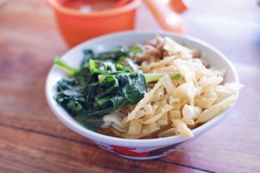 Mie Ayam Pangsit, kızarmış tavuklu erişte.