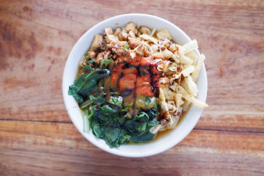 Mie Ayam Pangsit, kızarmış tavuklu erişte.