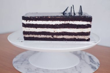 Beyaz tabakta lezzetli çikolatalı pasta.