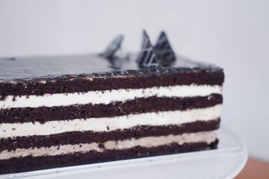 Beyaz tabakta lezzetli çikolatalı pasta.
