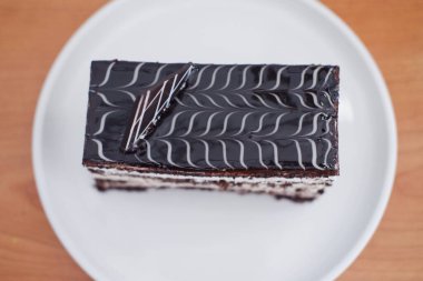 Beyaz tabakta lezzetli çikolatalı pasta.