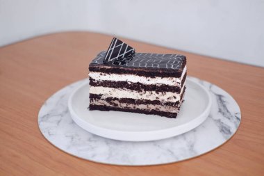 Beyaz tabakta lezzetli çikolatalı pasta.