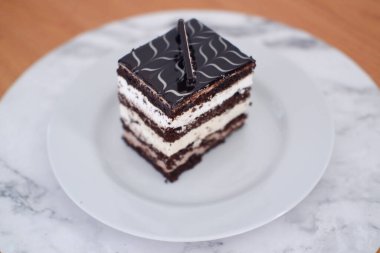 Beyaz tabakta lezzetli çikolatalı pasta.