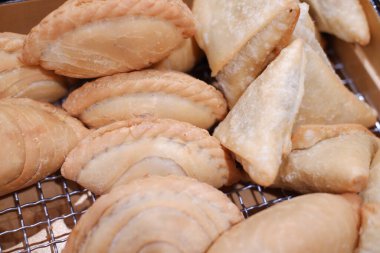 Bir market tezgahındaki pekçok böreğin yakın görüntüsü