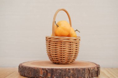 Beyaz arka plan sepetinde taze mandalina, stok fotoğrafı