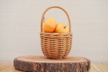 Beyaz arka plan sepetinde taze mandalina, stok fotoğrafı