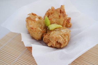 Bakwan sayur veya sebzeli börek, un, lahana, havuç ve fasulye filizinden yapılmış Endonezya yemeği, acılı servis edilir.