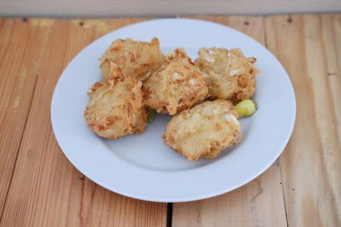 Bakwan sayur veya sebzeli börek, un, lahana, havuç ve fasulye filizinden yapılmış Endonezya yemeği, acılı servis edilir.