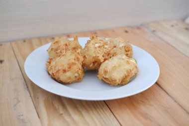 Bakwan sayur veya sebzeli börek, un, lahana, havuç ve fasulye filizinden yapılmış Endonezya yemeği, acılı servis edilir.