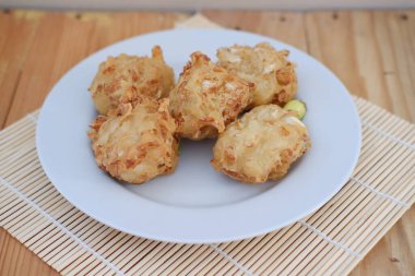 Bakwan sayur veya sebzeli börek, un, lahana, havuç ve fasulye filizinden yapılmış Endonezya yemeği, acılı servis edilir.