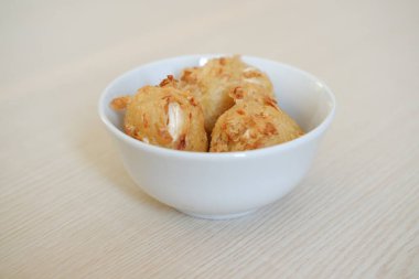 Bakwan sayur veya sebzeli börek, un, lahana, havuç ve fasulye filizinden yapılmış Endonezya yemeği, acılı servis edilir.