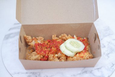 Karton kutuda acılı kızarmış tavuk..