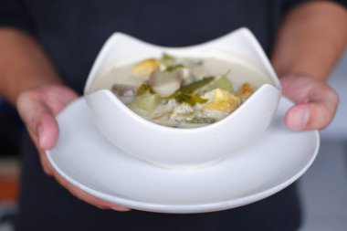 Sayur Lodeh ya da hindistan cevizi sütlü sebze çorbası. Geleneksel Endonezya yemeği.