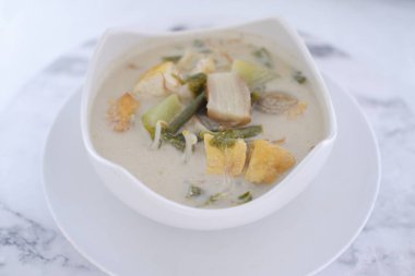 Sayur Lodeh ya da hindistan cevizi sütlü sebze çorbası. Geleneksel Endonezya yemeği.