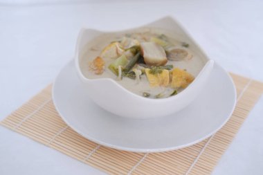 Sayur Lodeh ya da hindistan cevizi sütlü sebze çorbası. Geleneksel Endonezya yemeği.