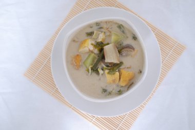 Sayur Lodeh ya da hindistan cevizi sütlü sebze çorbası. Geleneksel Endonezya yemeği.