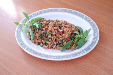 krecek oncom kemangi. Geleneksel Endonezya yiyeceğidir. Bu besin, çeşitli küf türleri tarafından taşınan mayalanmanın bir ürünüdür. Tempeh 'in işleyişine benzer.