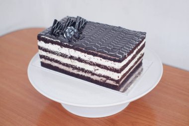 Beyaz tabakta lezzetli çikolatalı pasta.