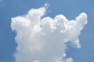 Bulutlu mavi gökyüzü. Kopyalama alanı olan doğal arkaplan.