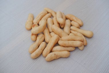 Tahta masa arkasındaki çıtır çıtır ekmek çubuğunu kapat.