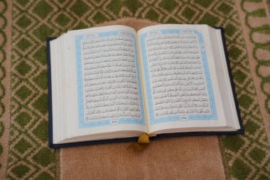 Kutsal Kur 'an adına. Ramazan Kareem.
