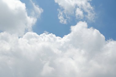 Bulutlu mavi gökyüzü. Kopyalama alanı olan doğal arkaplan.