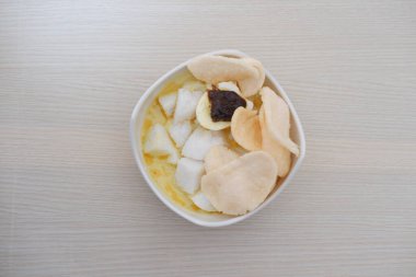 Lontong sayur- Hint cevizi sütü, sebze ve haşlanmış yumurtayla servis edilen sıkıştırılmış pirinç keki