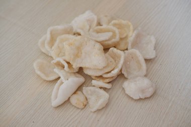 Tahta bir masada kraker, yakın plan..