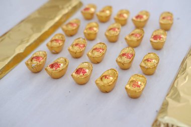 Beyaz arka planda Çin altınları, Çin tatlıları.