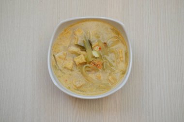 Sayur Labu Siam veya Manisa veya Jipang veya Chayote, Endonezya yemeği, baharatlı hindistan cevizi sütüyle pişirilmiş chayote diliminden yapılır. Sayur Godog Labu Siem bir kasede servis edildi..