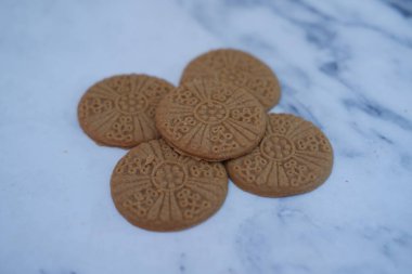 Beyaz mermer arka planda siyah çikolata parçalı kurabiyeler, tatlı yiyecekler.