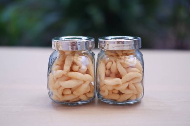 Masada iki kavanoz dolusu telur gabus.