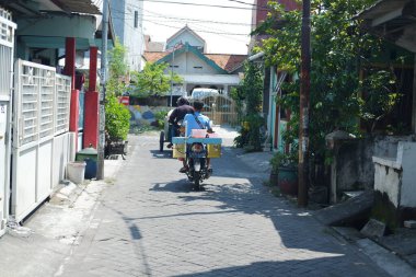 Jakarta, Endonezya. 1 Haziran 2024 - Cilok, pentol ve bakso kuah köfteleri satan motosiklet arabası