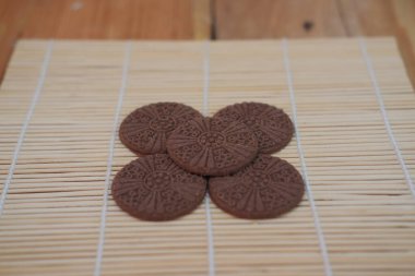 Tahta masada sandviç kurabiyeleri. Seçici odak, yüzeysel alan derinliği.