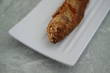  Beyaz tabakta taze pişmiş balık.