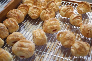 Fırında pişmiş kruvasan var. Seçici odak.