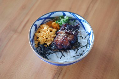 Japon usulü sığır eti, pirinç ve sebzeler ahşap masada..