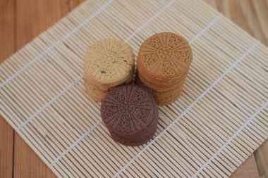 Tahta masada sandviç kurabiyeleri. Seçici odak, yüzeysel alan derinliği